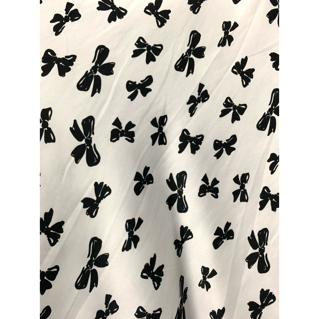 ผ้าไหมอิตาลี ผ้าตัดชุดดำ มีหลายลายให้เลือกนำไปตัดชุดเดรส เสื้อ กางเกงได้ เนื้อผ้านุ่ม ทิ้งตัว สวมใส่สบาย