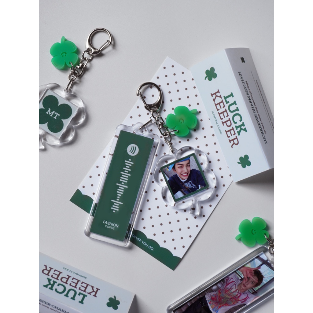 Luckkeeper keychain — พวงกุญแจอคริลิคใส่รูปได้, ชาร์มแต่งกระเป่า จี้ใบโคลเวอร์สัญลักษณ์ความโชคดี