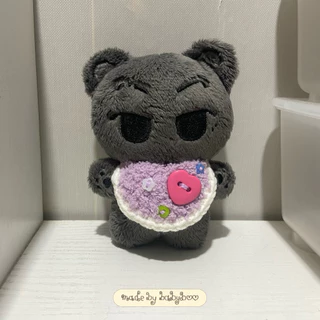 ( พร้อมส่ง ) ผ้ากันเปื้อนไหมพรม | ชุดตุ๊กตา 10 cm