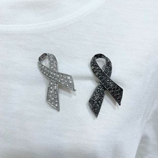 ริบบิ้นเข็มกลัด วัสดุโลหะ ประดับเพชร สีเงิน / สีดำ เข็มกลัดต…