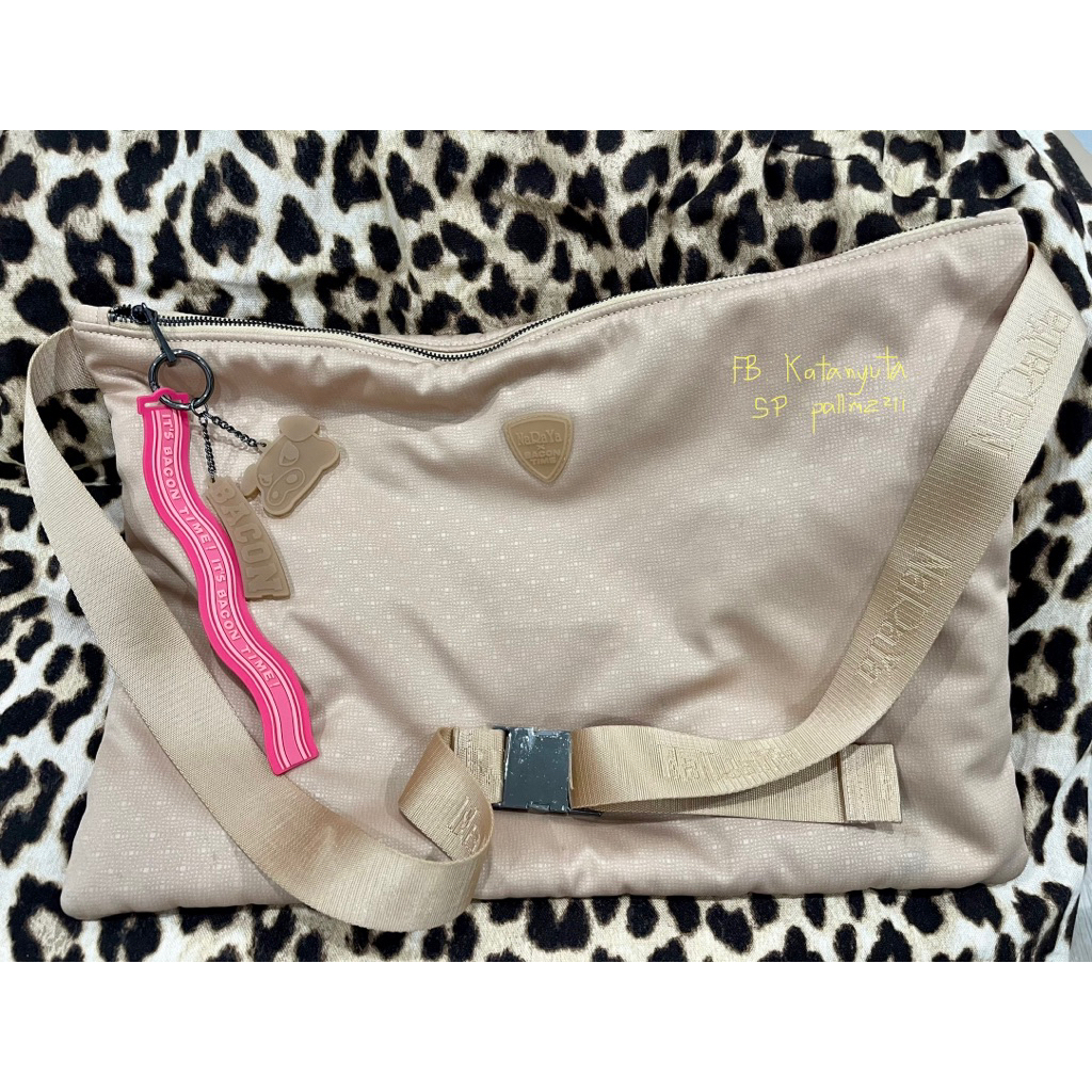 กระเป๋า NaRaYa X Bacon สีคาราเมล  พร้อมพวงกุญแจ NaRaYa X Bacon