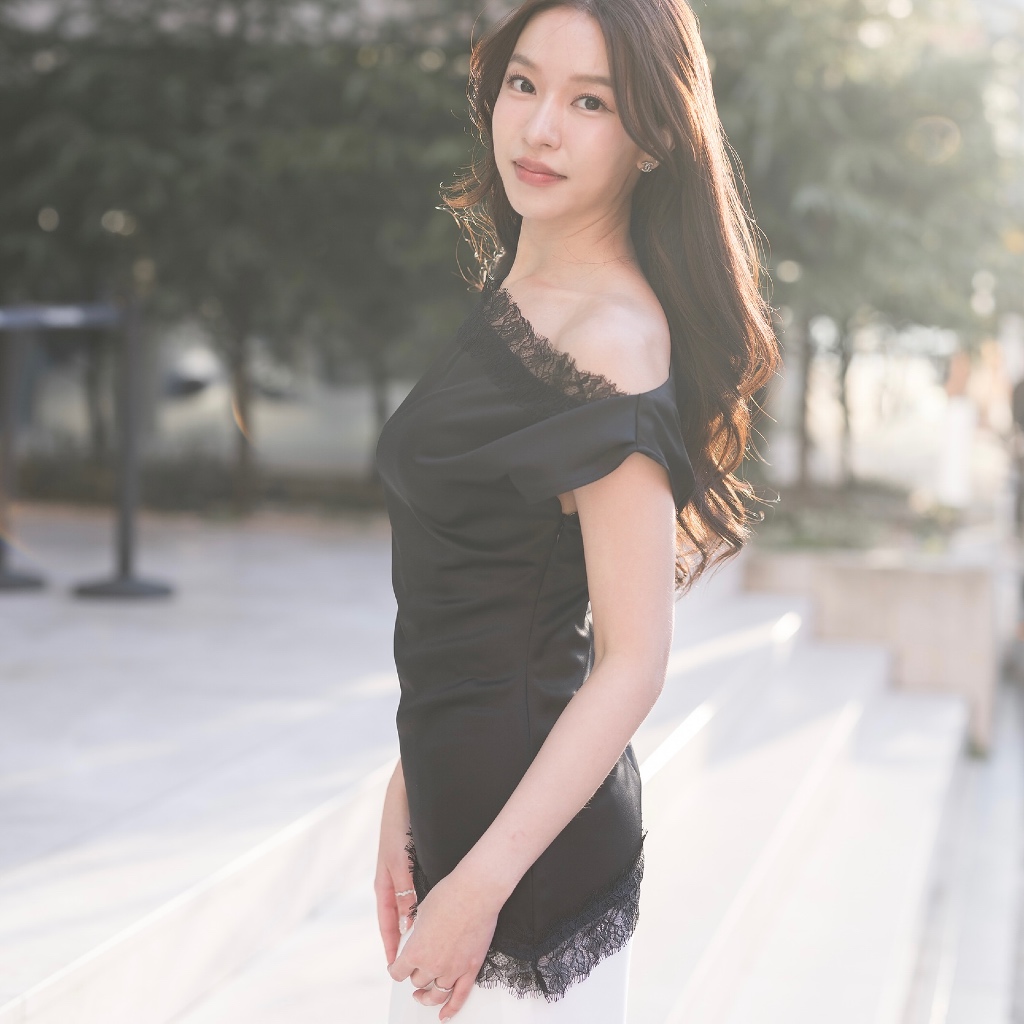 CALICO - POPPY TOP เสื้อปาดไหล่ลูกไม้สไตล์เรียบหรู ทรงหลวมใส่สบาย พร้อมส่ง