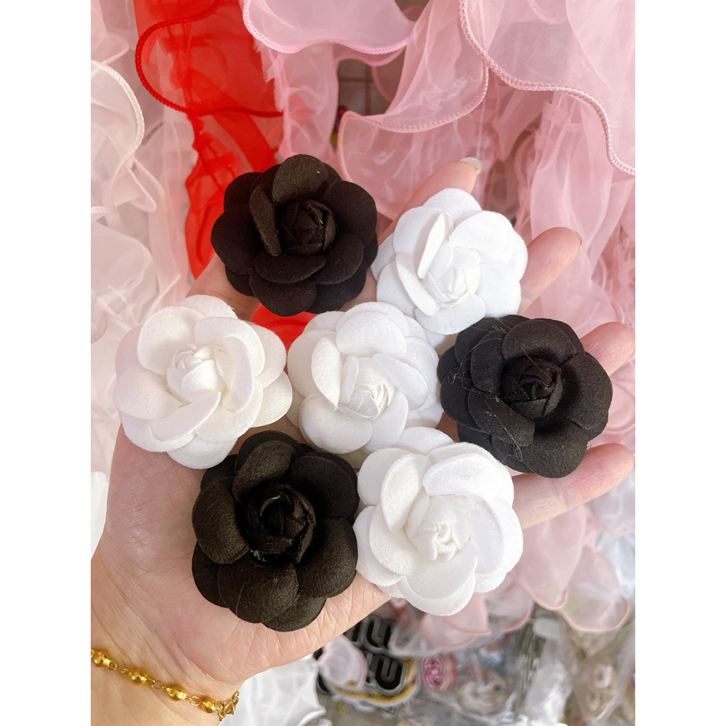 เข็มกลัดกุหลาบ คามิเลีย ขาวดำ ขนาด5ซม เข็มกลัดไว้อาลัย เข็มกลัดดอกไม้