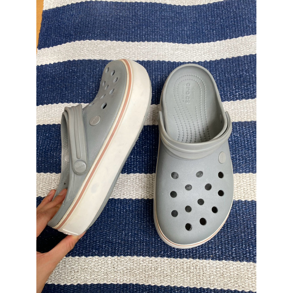 CROCS M7 W9 สำหรับคน 37.5-38 ส้นหนา หายาก สีสวยมาก ๆ มีผ่านการใช้บ้าง ตามภาพ ขอภาพเพิ่มได้ ใส่สบาย ซ