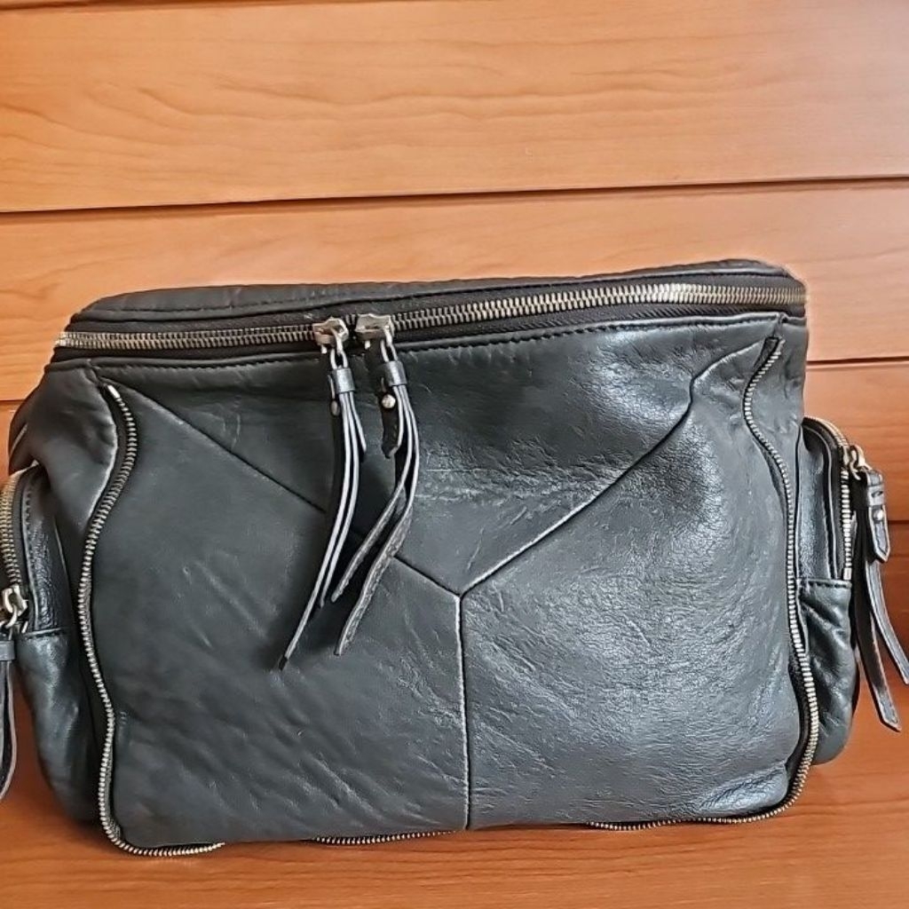 กระเป๋าหนังทรงแพนโดรา Finn Esker