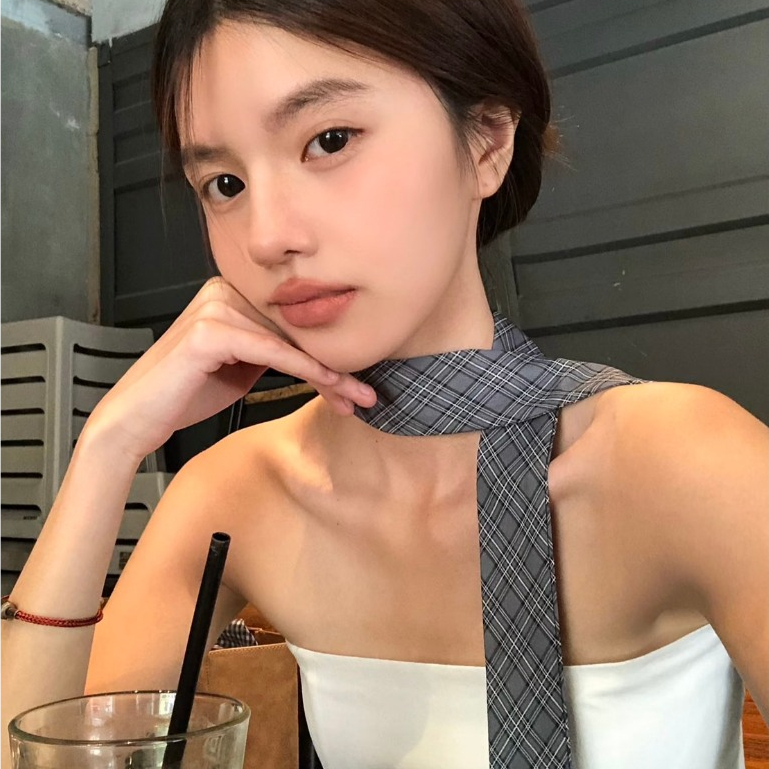 Monotone Plaid Choker โชคเกอร์ลายตารางโมโนโทน ลายตารางดีไซน์เรียบหรู เพิ่มเสน่ห์ให้ลุคเรียบง่ายดูเก๋ขึ้นทันที