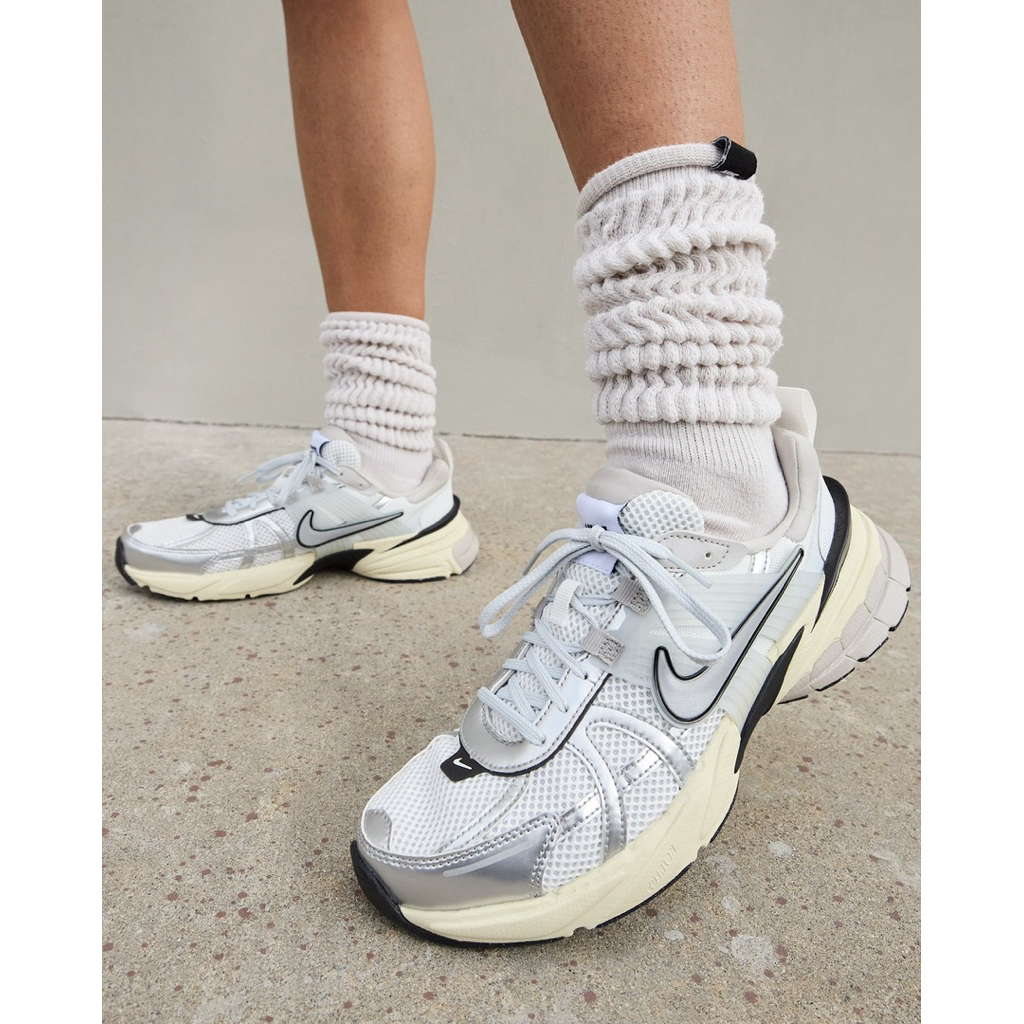 รองเท้า Nike V2K Run