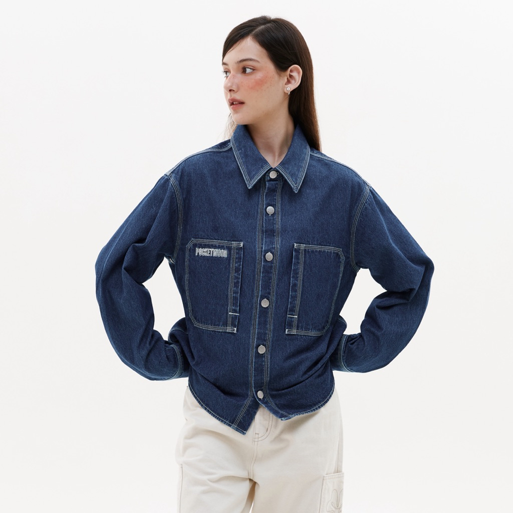 POCKETWOOD – Rue Denim Shirt [จัดส่ง6มกรา] เสื้อเชิ้ตเดนิมแขนยาว กระเป๋าด้านหน้าสองข้าง และปักโลโก้