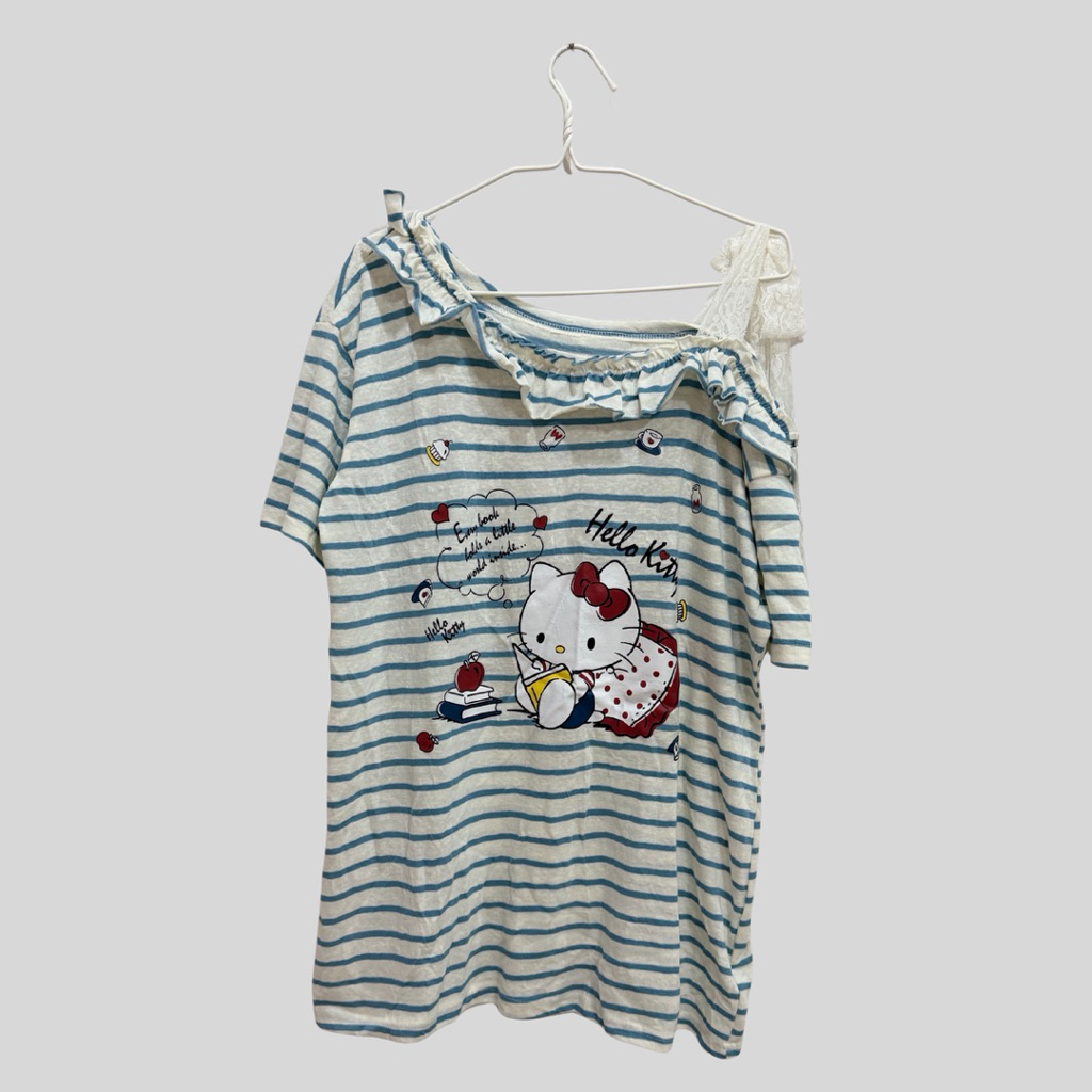 (พร้อมส่ง) เสื้อลายทาง แต่งระบายที่คอ ผูกสายเดี่ยวเองได้ ใส่ทั้งไหล่ตกและไม่ไหล่ตก งานนำเข้า Dac roo