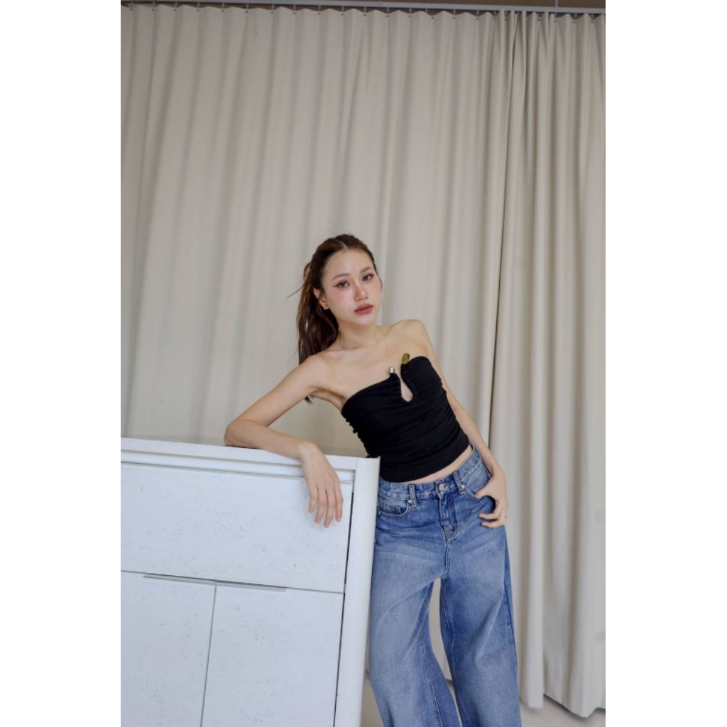 Glamclothes Aster Tube Top เสื้อเกาะอกทรงครอปเล็กๆ ดีเทลจับรูดหน้า เพิ่มมิติให้ช่วงอกแบบพอดีๆ