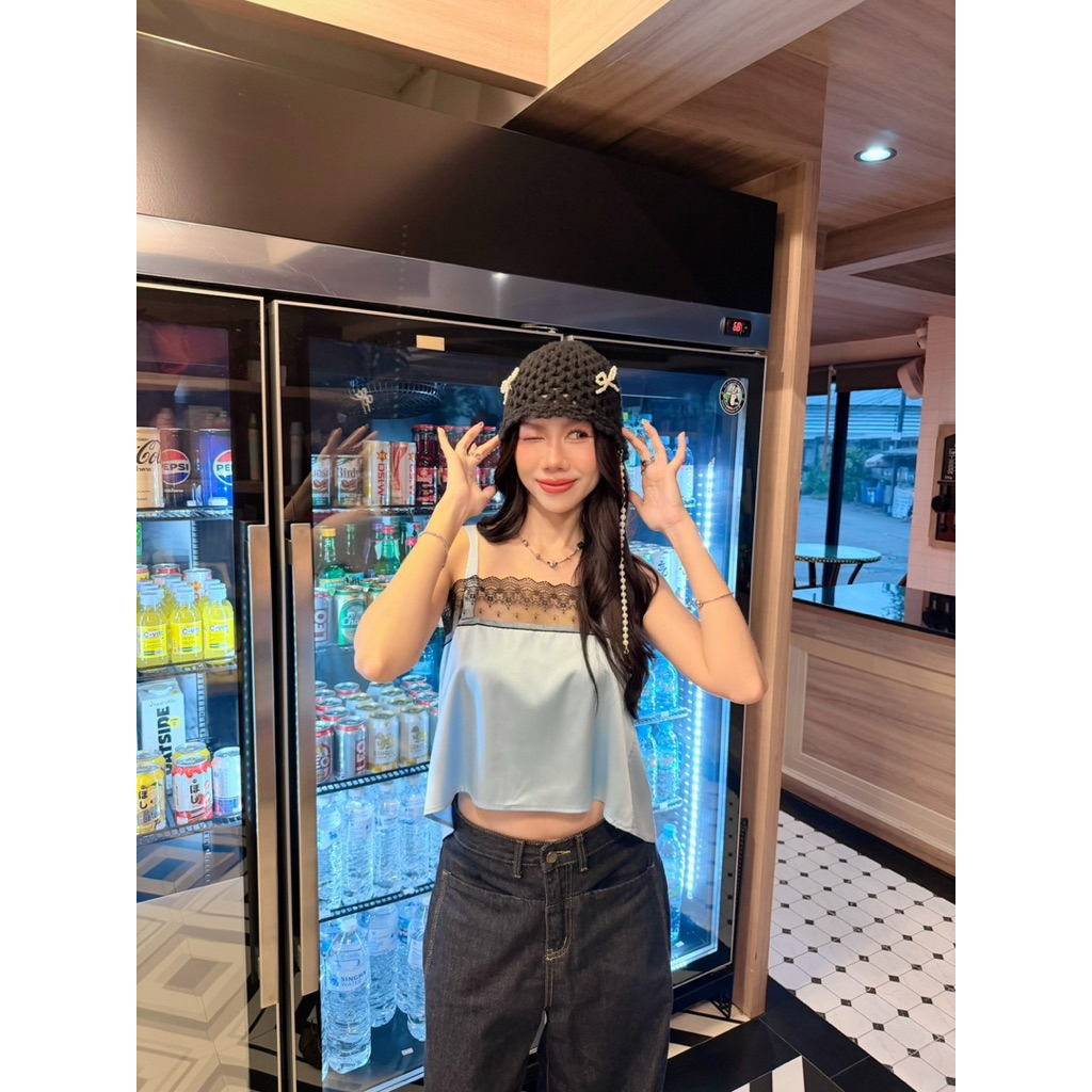 BY IRA เสื้อสายเดี่ยว คอเสื้อแต่งลูกไม้ ผ้างานซาติน สไตล์เรียบๆ แต่น่ารัก - รูปที่ 3