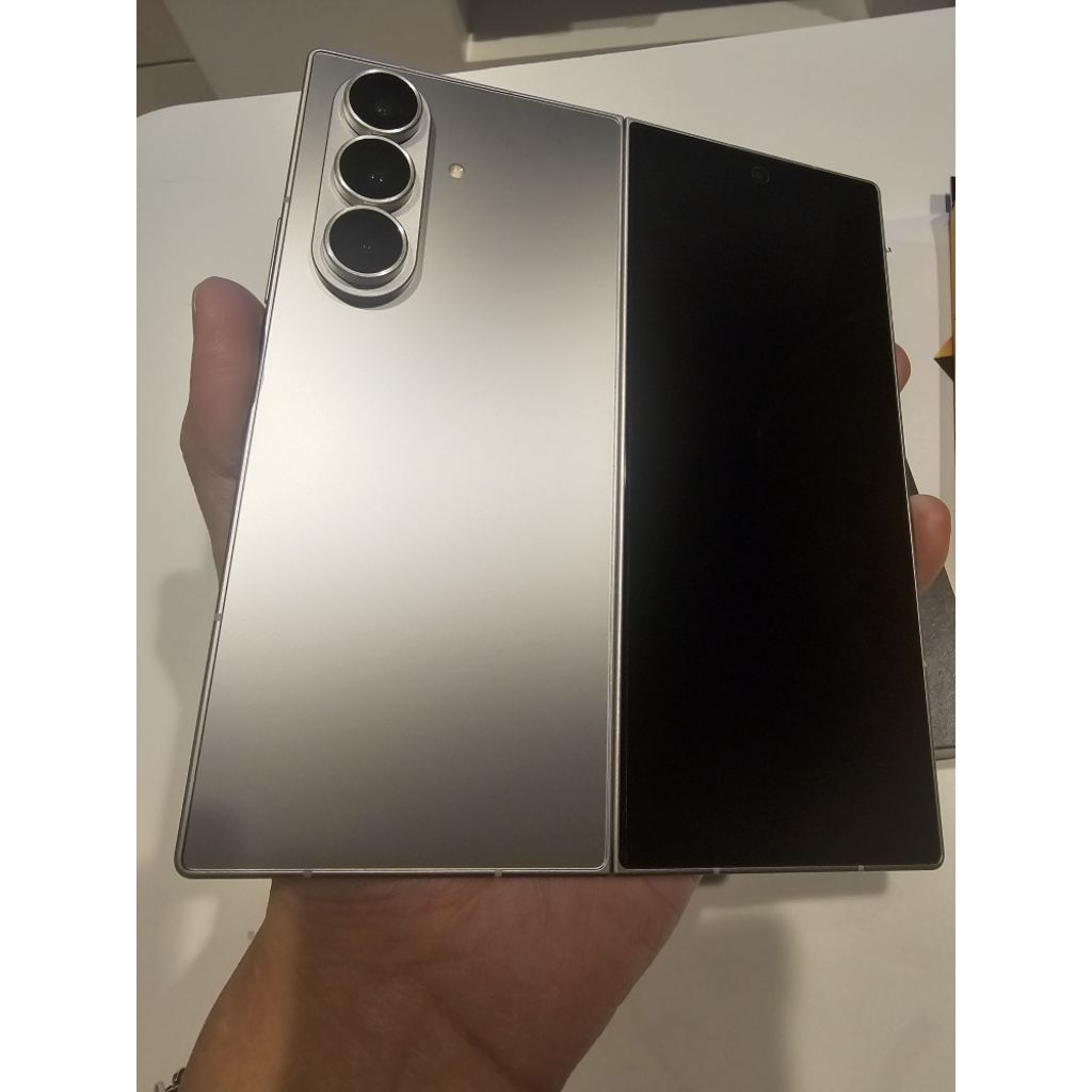 Samsung Galaxy Z Fold7 มือสอง สีเงิน RAM12GB/512GB สภาพสวย98% พร้อมกล่องแถมฟิล์ม ประกันเหลือถึง 2027