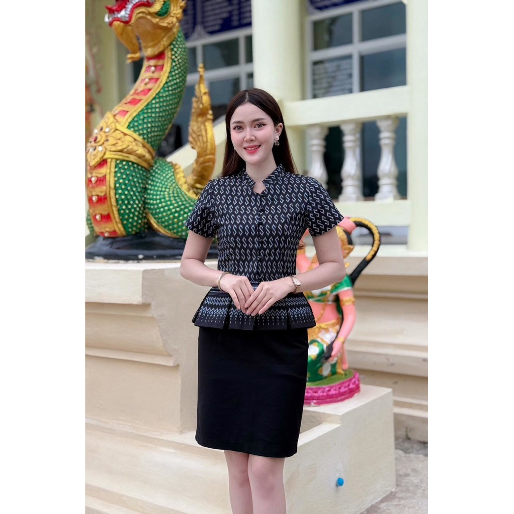เสื้อผ้าไทยลายตะขอสีดำ