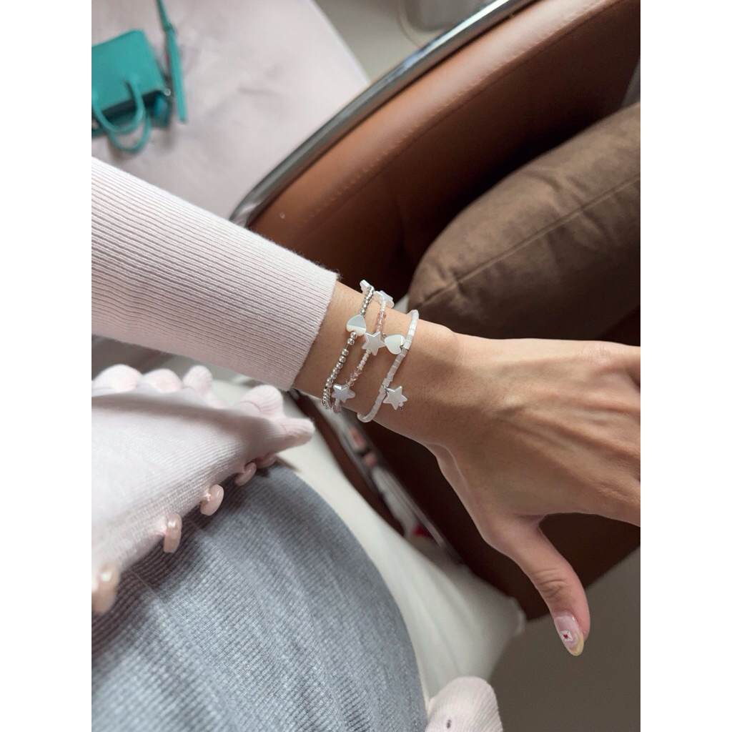 Twinkle heart pearl bracelet - สร้อยข้อมือลูกปัด จี้มุกหัวใจ ดาว | kynd