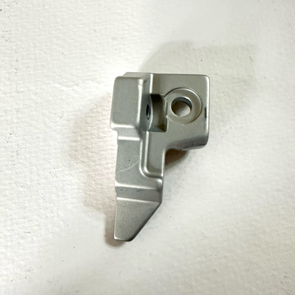 ตัวรองใบมีดบน  เต้าใบมีดบน จักรโพ้ง 4เส้น 5เส้น ม้าบิน EX Siruba Jack E3 E4 ราคาต่อชิ้น