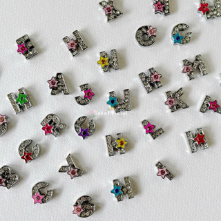 ꒰1/4꒱ จี้ตัวอักษร8mm. แบบดาวคละสี | จี้สำหรับตกแต่งสร้อยข้อม…