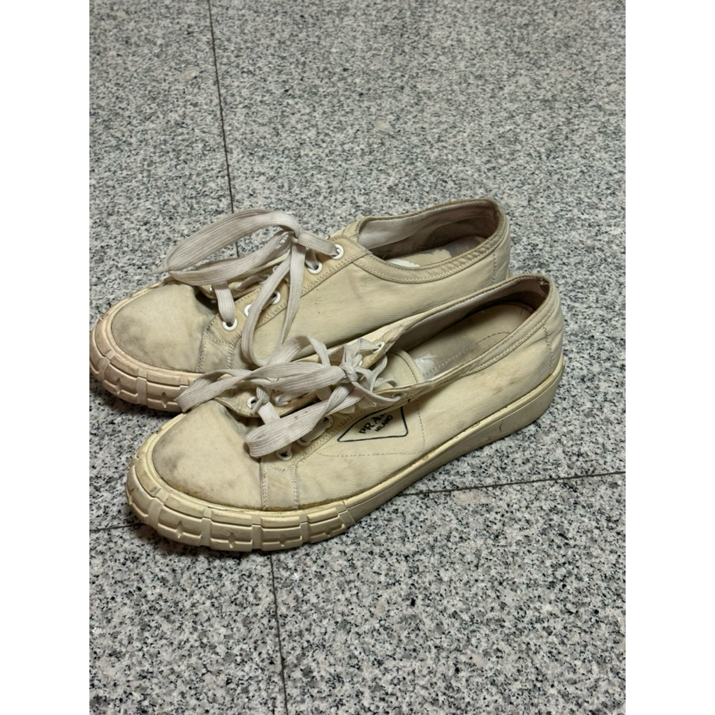 รองเท้าผ้าใบ pra da สีขาว 9us