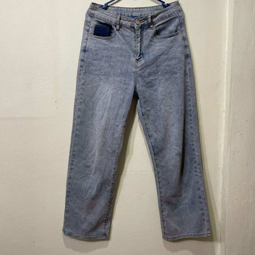 กางเกงยีนส์ฟอกขายาวป้ายประดับ pradap