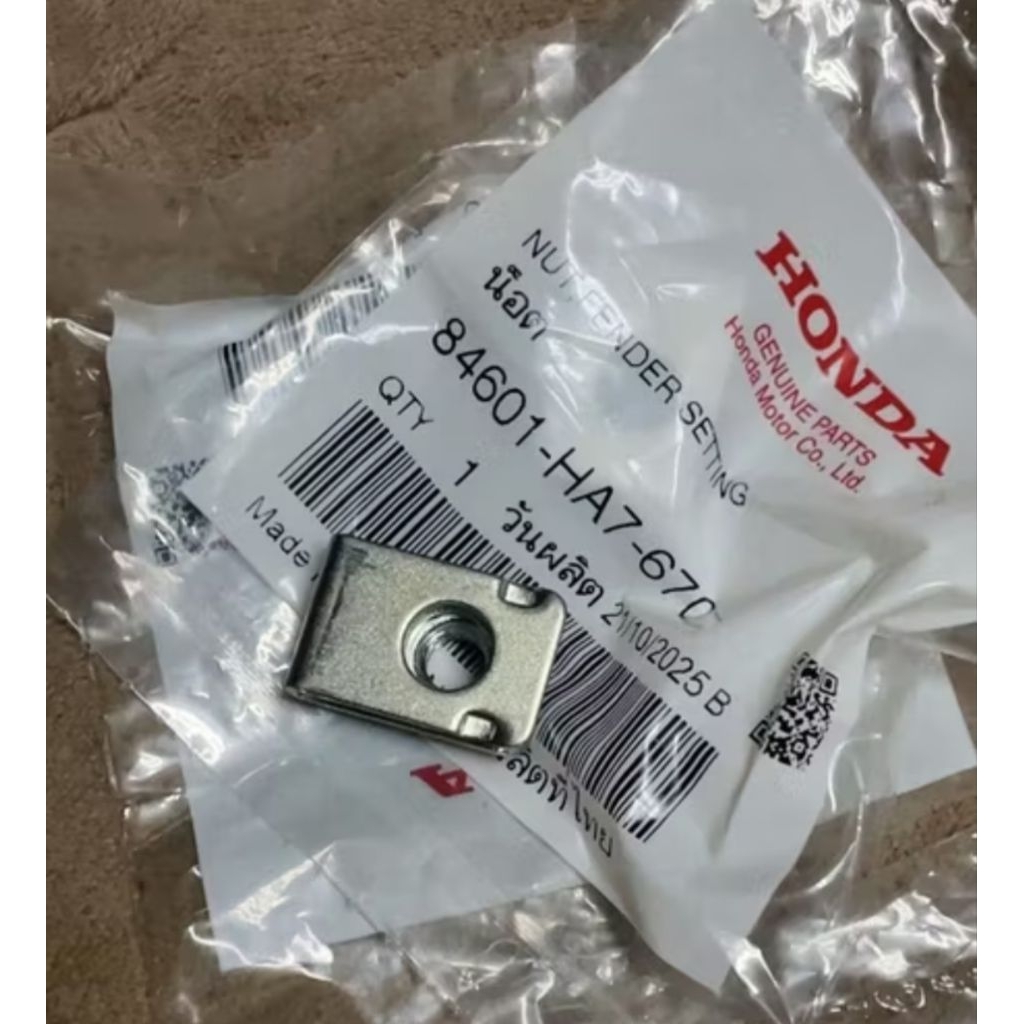 น็อตยึดบังโคลนหน้า Wave125i ปี2005-2012 Wave125R ปี2005 แท้ศูนย์ฮอนด้า 84601-HA7-670 
