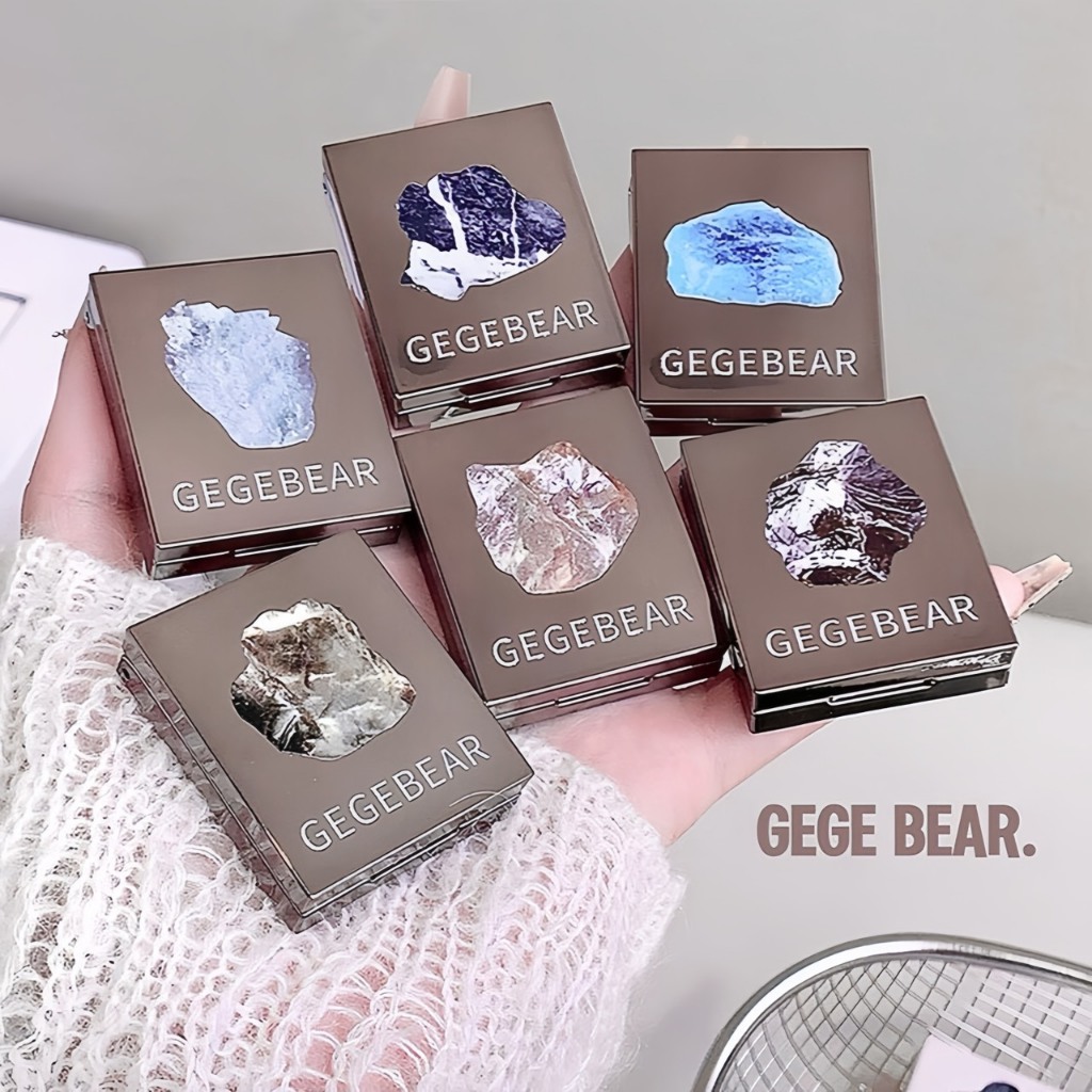 GEGE BEAR อายแชโดว์ประกายออร่าแบบหินคริสตัล สร้างลุคตาวิ้งใสแบบสาวเกาหลี เนื้อนุ่มเจลลี่บางเบา สีสวยชัด ติดทน กันน้ำ