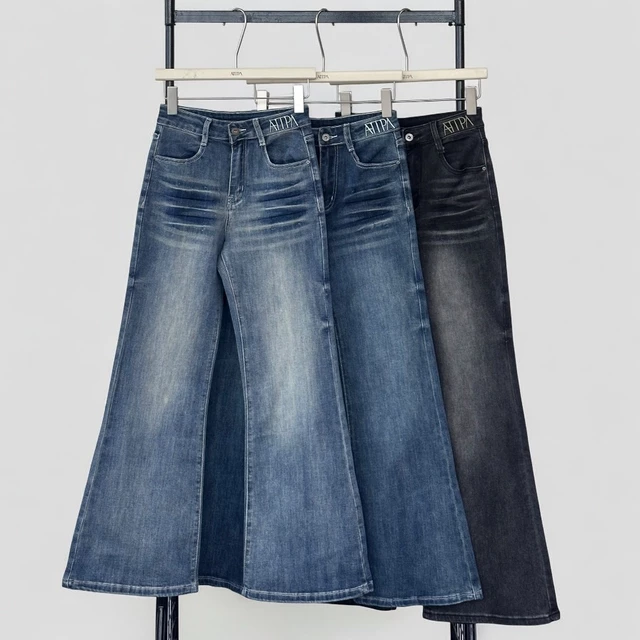 Atipashop - AVERIE FLARE JEANS กางเกงยีนส์ขายาว ทรงข้าม้า ผ้ายิด ดีเทลกระเป๋าหลัง