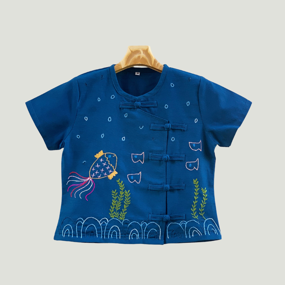 เสื้อผู้หญิงคอกลมผ้าฝ้าย ปักลายปลาทองสวยน่ารักซ้ำใคร แฮนด์เมด กระดุมจีนทนทานใช้งานง่าย สวมใส่สบายได้ทุกวัน