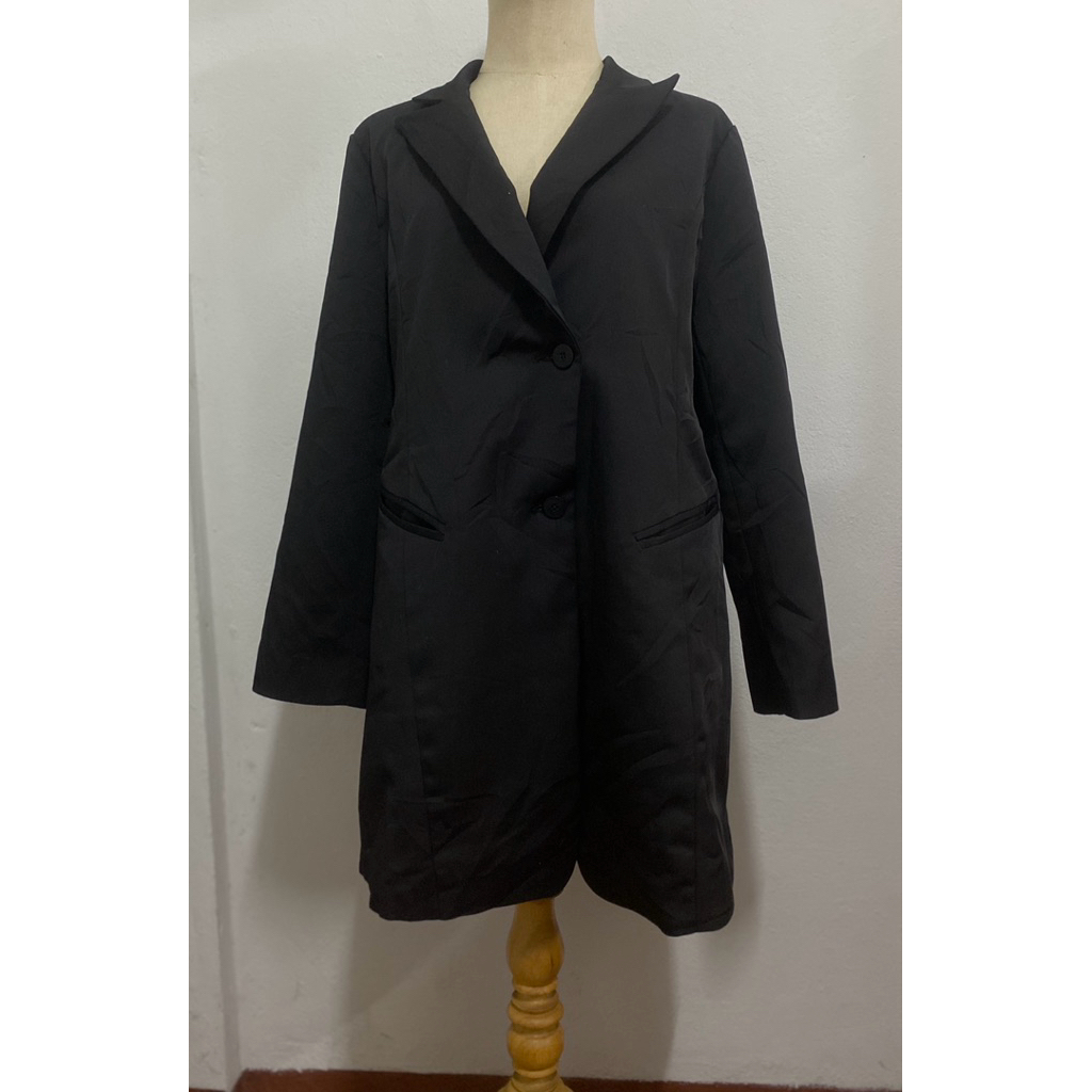 FUN  SHOW เสื้อสูทยาวสีดำกระดุมหน้ากระเป๋าหน้ามีซับในไหล่ 17.5 อก 44 เอว38ยาว 44 งานมือสอง(R4)