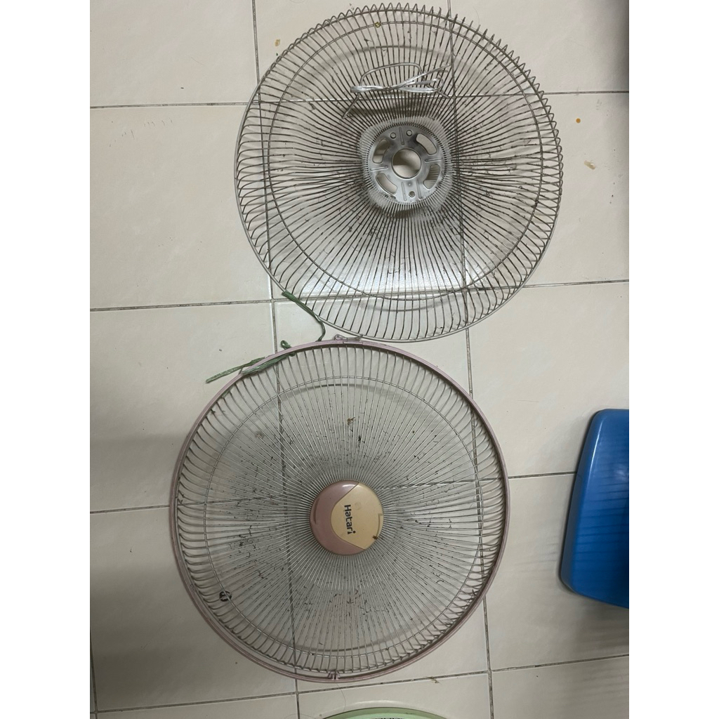 ตะแกรงพัดลม hatari ฮาตาริ 18 นิ้ว ตั้งโต๊ะ (สินค้ามือสอง)