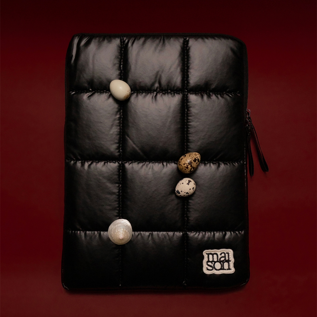 maison KEEPS Lifestyle | Puffy Dual Logo Laptop Sleeve | กระเป๋าแลปท็อป