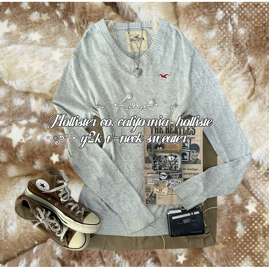 🦢🪽⋆.ೃ࿔*:⋅ Hollister Co. California Hollister Y2K V-Neck Sweater (ทรงหลวม) รายละเอียดเพิ่มเติมด้านล่า