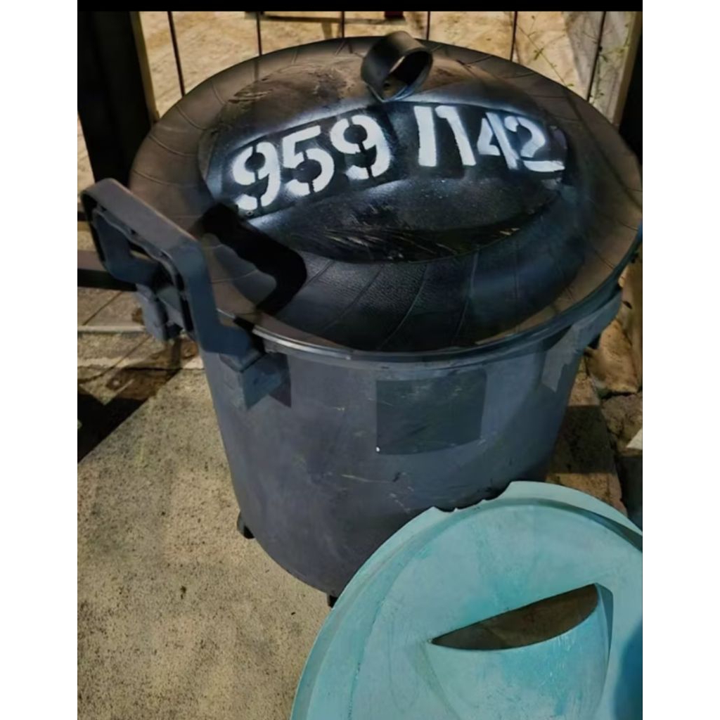 ฝาถังขยะหมู่บ้านพฤกษา พ่นเลขที่บ้าน(กว้าง 58cm.)ฝาโกลเด้นทาวน์(ทักแชทแจ้งเลขที่บ้านหรือฝากข้อความ)แข็งแรงทนทาน โยนไม่แตก
