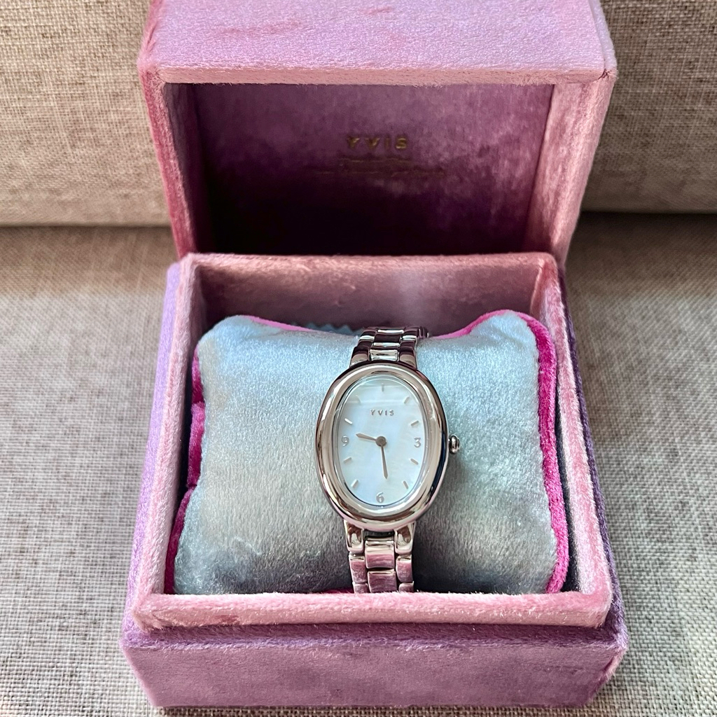 Yvis Timepiece : ใส่ 1 ครั้ง นาฬิกาสี Silver หน้าปัดสีขาว ตัดสาย 2 ข้อ เหลือ 17-18 cm.