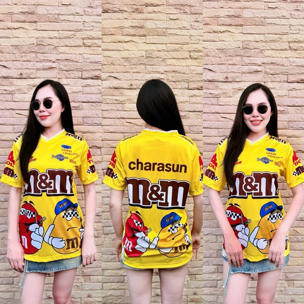 เสื้อกีฬา คอวี รุ่นใหม่ลาย M&Mเนื้อผ้าไมโคร ใส่สบาย ลายไม่หลุดไม่ลอกใส่ได้ทั้งชายและหญิง