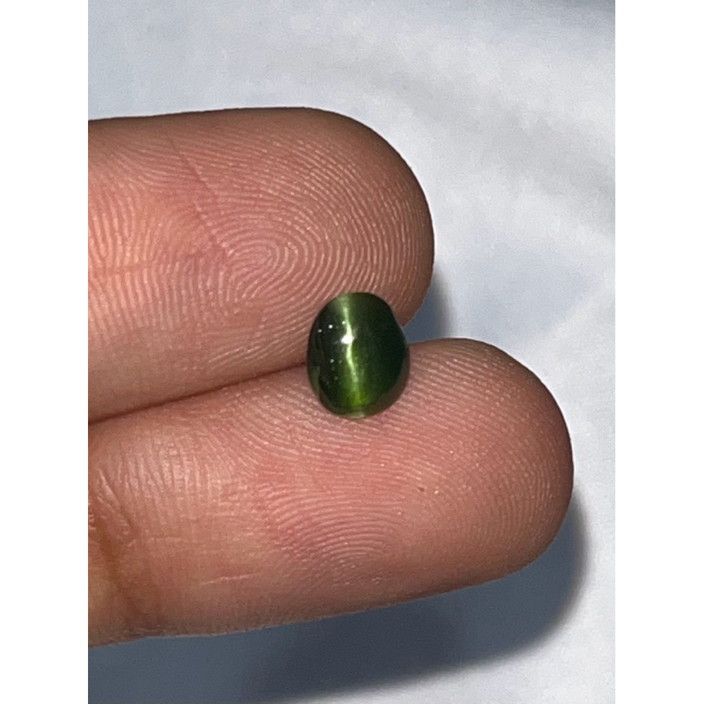 พลอยตาแมวคอร์เนรูไพน์ธรรมชาติ 0.89 กะรัต ขนาด 6.17x5.19x3.22มม. Natural Kornerupine Cat's Eye 0.89 c