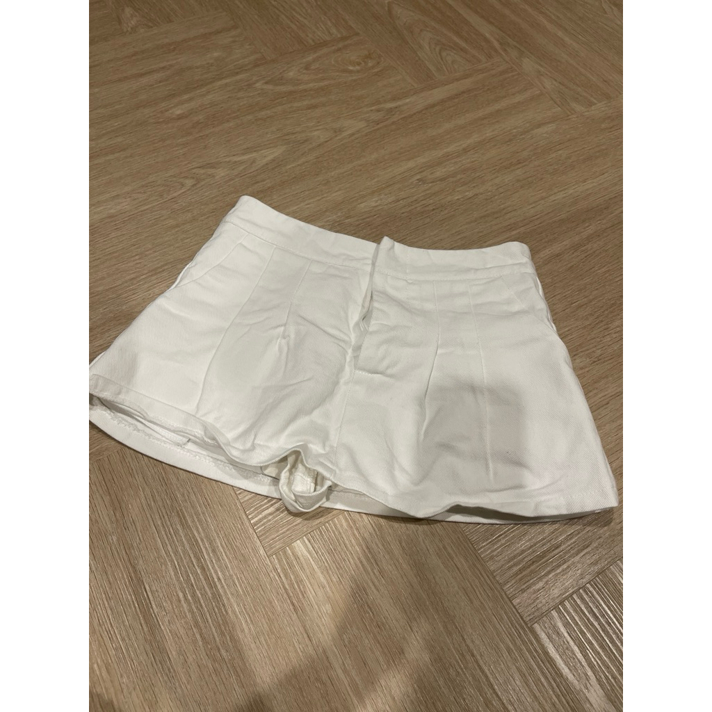 กระโปรงกางเกง ผ้ายีนส์ ป้ายanona story sizeS ซักเก็บ ใหม่มากๆๆ เอว26-27 ยาว11 สะโพก34