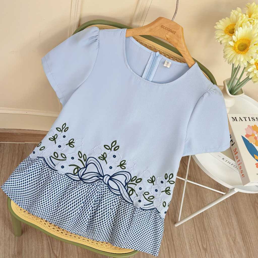 Glucoat [U524] เสื้อแขนสั้นผ้าเปเป้สีฟ้า แต่งระบายลายสก็อต + ปักดอกไม้ ซิปหลัง ใส่สบายไม่ร้อน