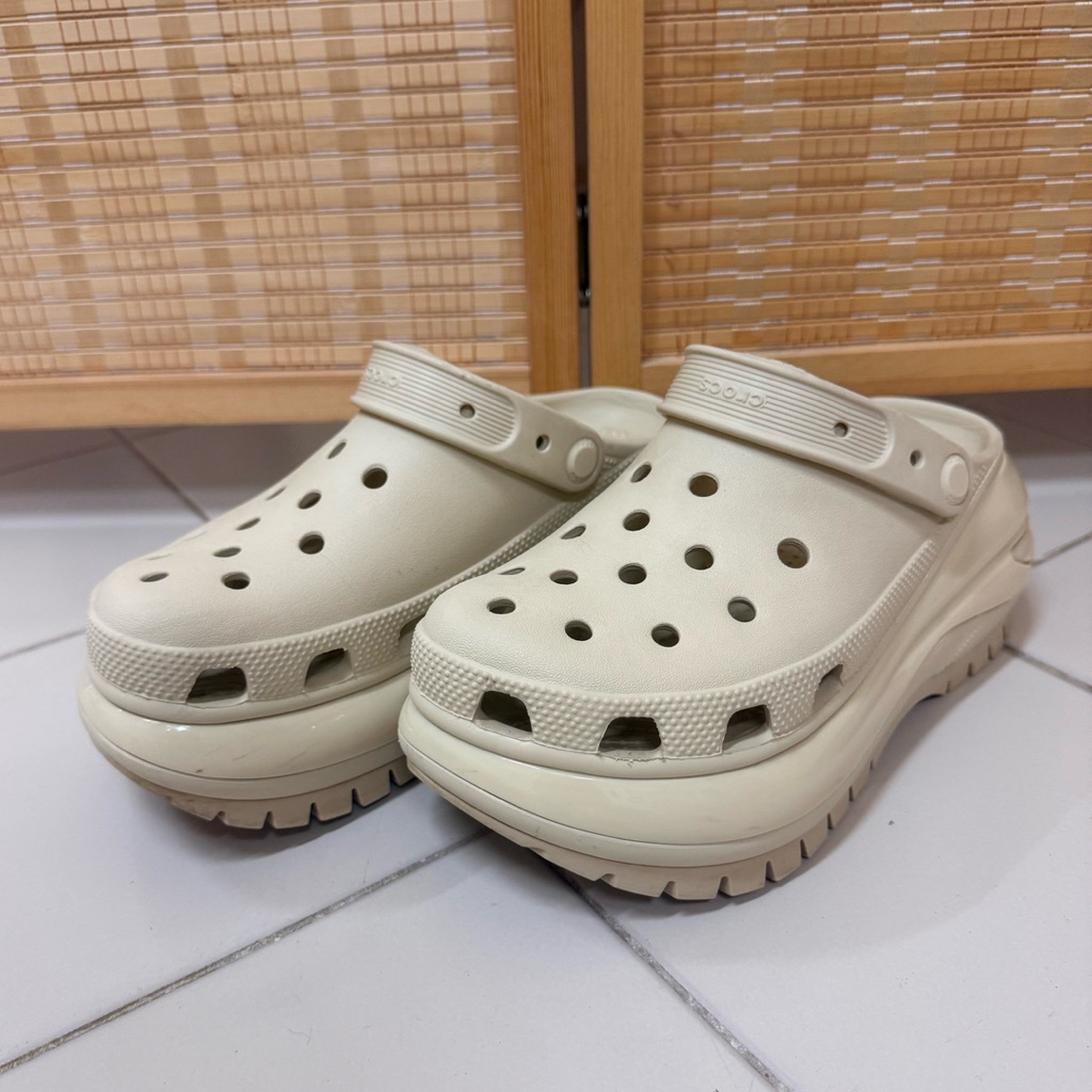 ส่งต่อ รองเท้า CROCS  Mega Crush สี BONE แท้💯