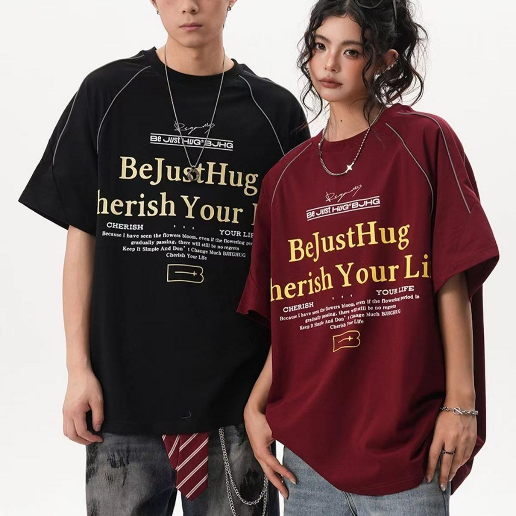 เสื้อยืดแขนสั้นผู้ชายพิมพ์ลายตัวอักษรสไตล์ย้อนยุคอเมริกัน ดีไซน์เก๋ไก๋และใช้งานได้หลากหลาย [COD]