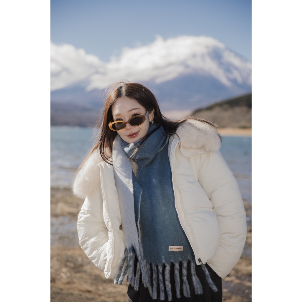 ผ้าพันคอ  Big Scarf ไหมพรมผสมวูล มีลูกเล่นไล่สีลงตัวมากๆค่ะ อุ่นมากค่า ขนาดกำลังพอดี (ปลาหมึกใหญ่)