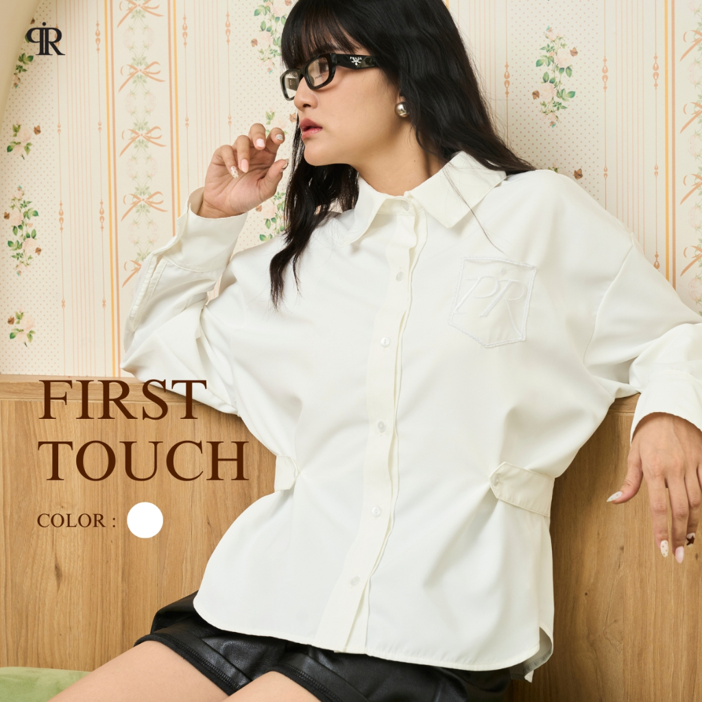 Panchitar First Touch – เสื้อเชิ้ตกระเป๋าตาข่ายปักโลโก้แบรนด์ มีสายรัดช่วงเอวทำให้ดูมีเอวมากขึ้น