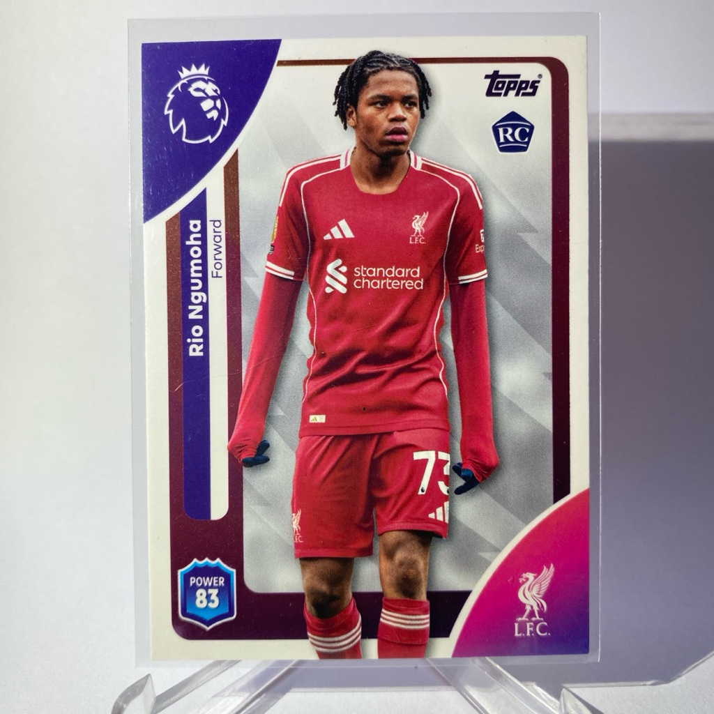 การ์ดนักฟุตบอลสำหรับสะสม RIO NGUMOHA, RC, LIVERPOOL, TOPPS 2025