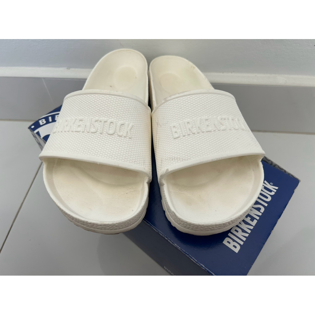 รองเท้า Birkenstock สีขาวมือสอง