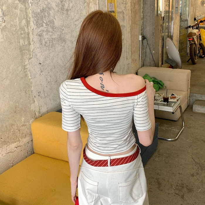 เสื้อยืดแขนสั้น เสื้อเปิดไหล่ ลายทางสีตัดกัน ทรงเข้ารูป เอวลอย ใส่เเล้วดูผอม #222381 - รูปที่ 4