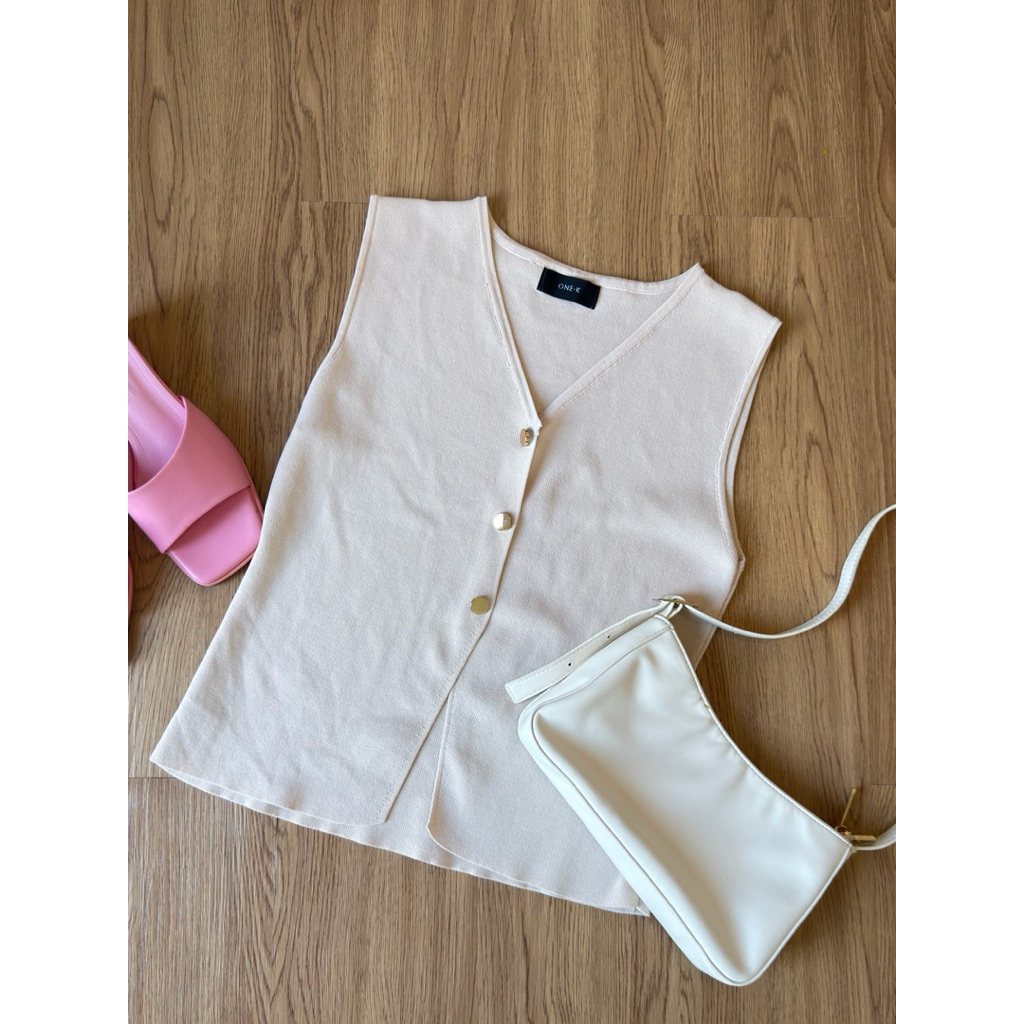 เสื้อไหมพรมแขนกุด ป้ายone-k กระดุมทอง ทรงสวยใส่แมทซ์ได้หลายแบบ ไซต์s
