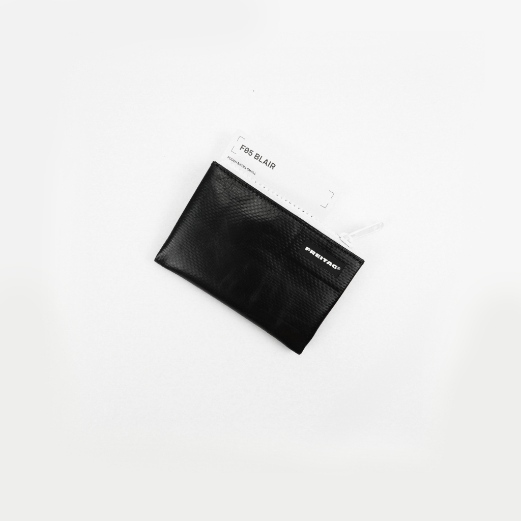 FREITAG F05 BLAIR  ผ้าดำ ซิปขาว ผ้าหนา เงา เกล็ดคม แนวคลีนๆ เข้ากับซิปขาวสุดๆ ผ้าสะอาดทั้งใบ