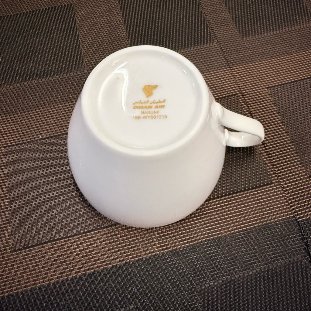ถ้วยกระเบื้อง Oman Air ของNarumi มือสองสำหรับสะสมหรือใช้งาน