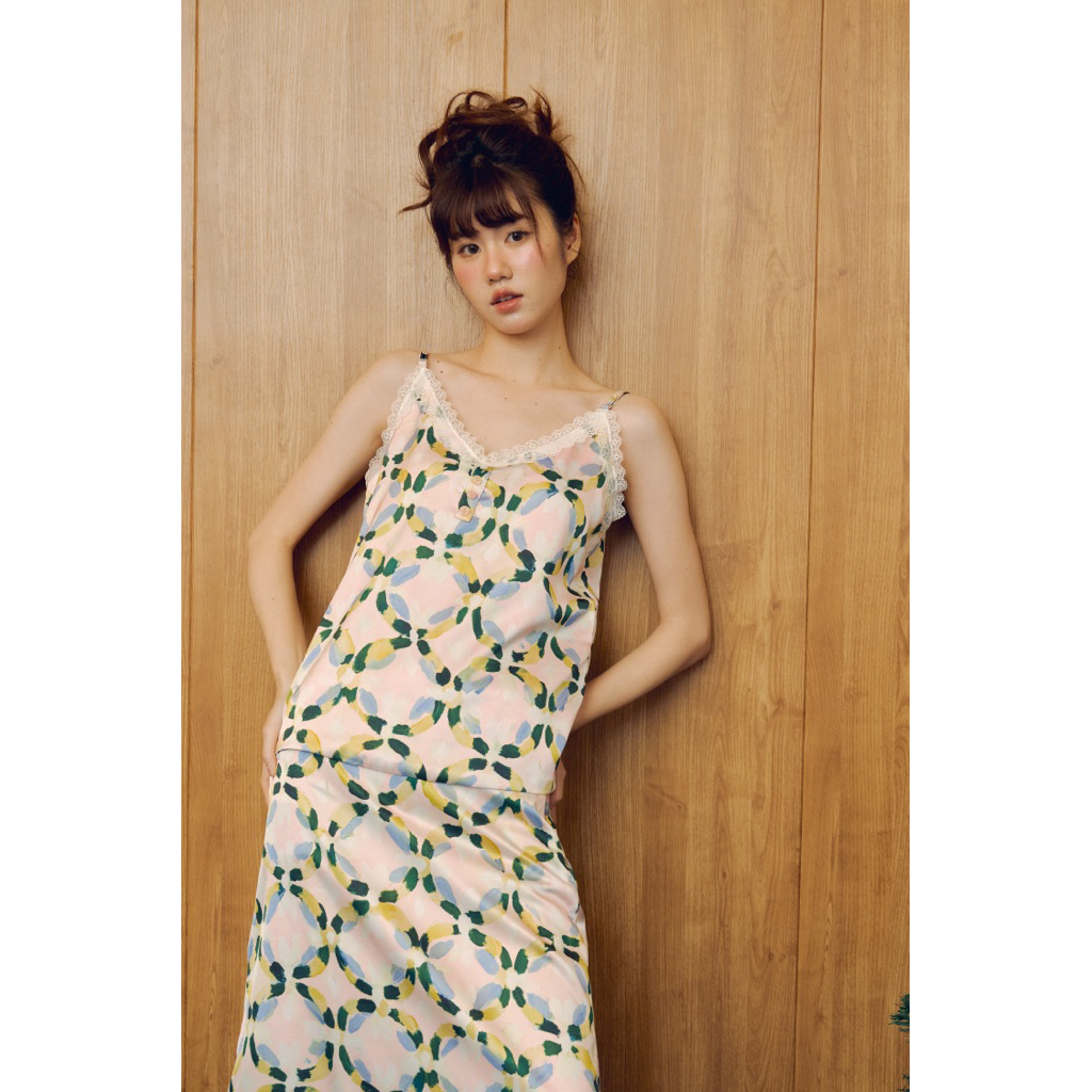 Aunchadabrand - Silvia top เสื้อสายเดี่ยวซาตินพิมพ์ลายแต่งลูกไม้