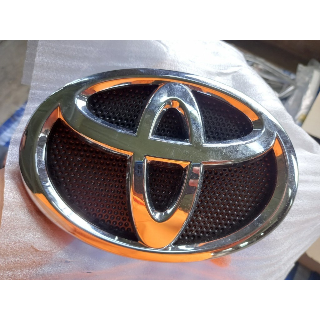 ตราหน้ากระจัง REVO year 15-19 แท้ห้างTY 75310-0K010