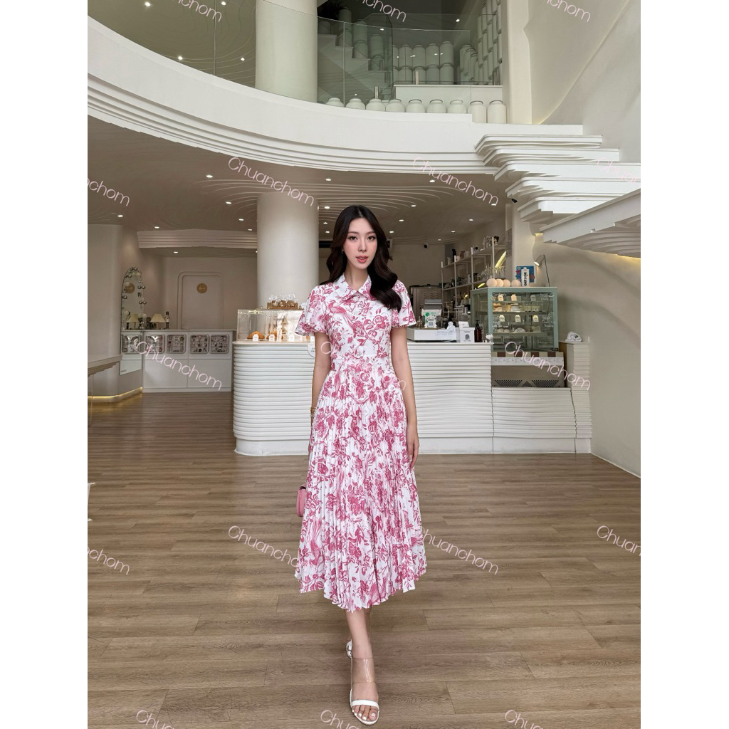 🔖Chuanchom style เดรสยาวลายดอกสไตล์หวานเกาหลี – คอปก แขนสั้น ช่วงกระโปรงอัดพลีทบานสวย มีซับในทั้งชุด