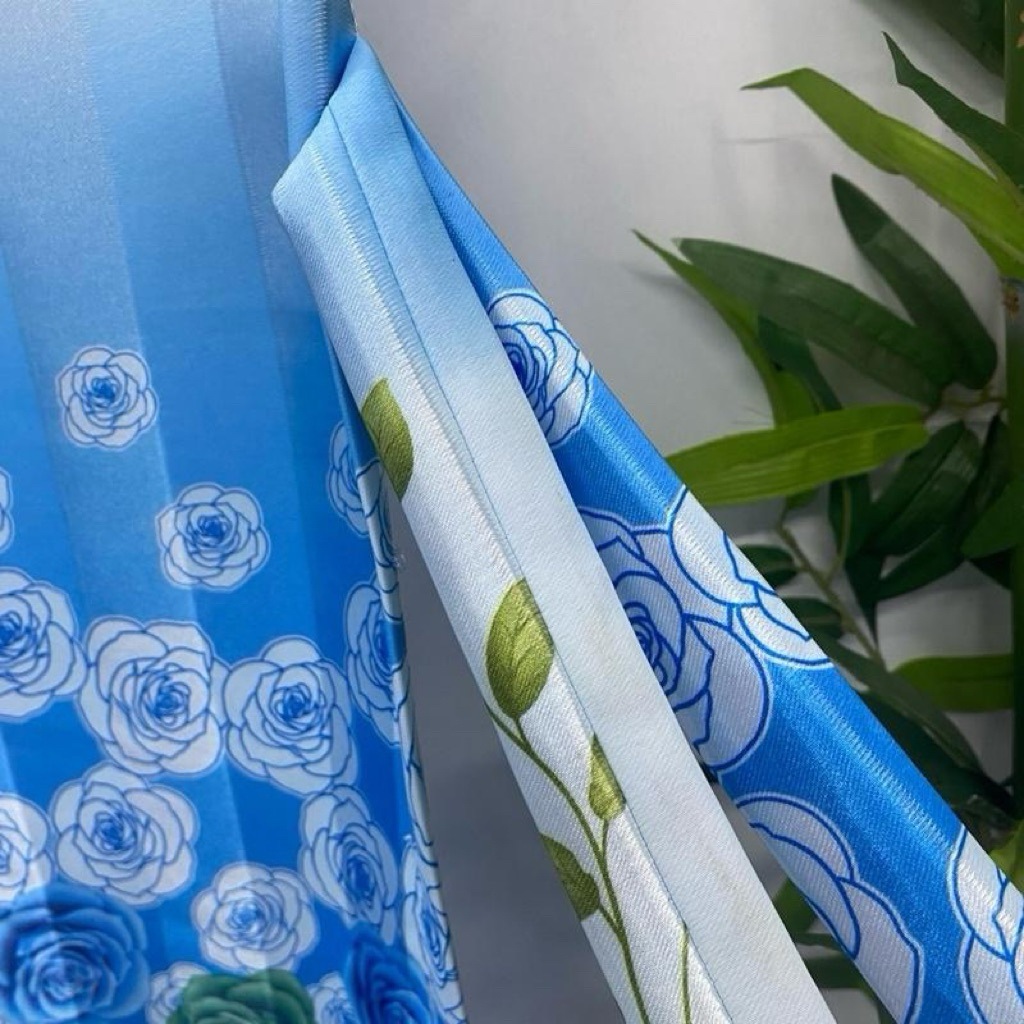 แนะนำ ผ้าม่าน ผ้าม่านสอดลวดสำหรับหน้าต่าง 3 บาน ผ้ายูวีพิมพ์ลาย 2 หน้า ลายกุหลาบสีฟ้า (มีสายผูกในตัว) 210x150 ซม. ราคาพิเศษ มีเก็บเงินปลายทาง